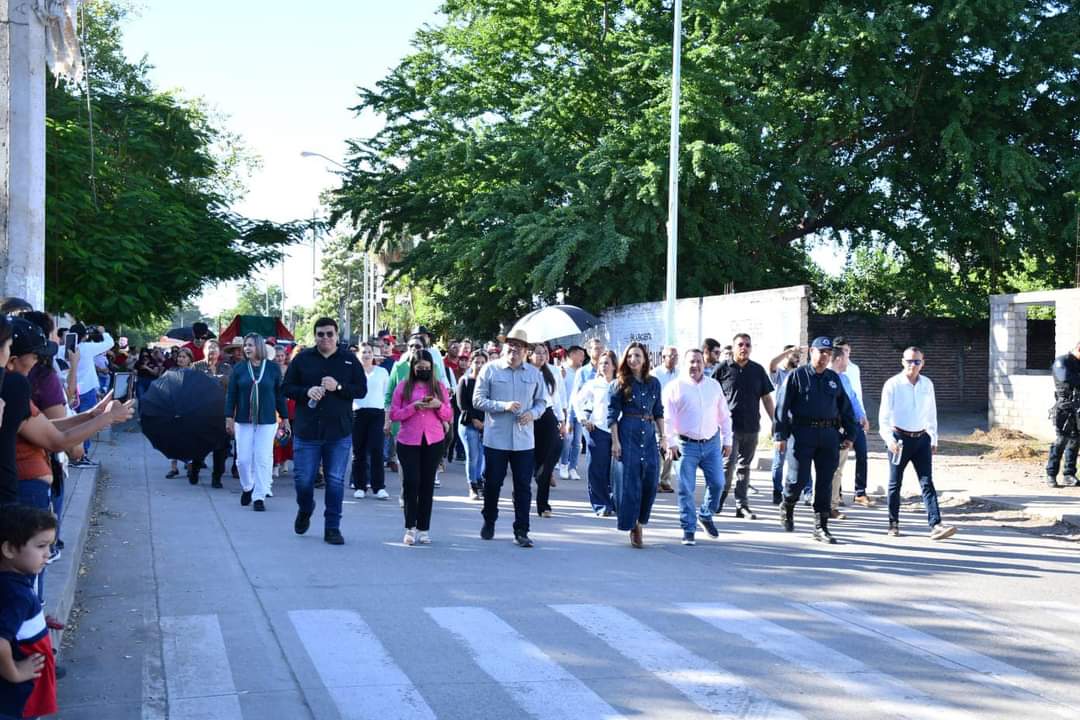 Con un lucido colorido y muy participativo acto y desfile cívico